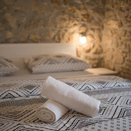 Tara Apartman *